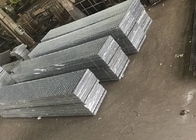 La grille 30X4 en acier résistante de 824mm lambrisse la grille en acier galvanisée par passage couvert de forge de plancher