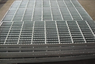 La grille 30X4 en acier résistante de 824mm lambrisse la grille en acier galvanisée par passage couvert de forge de plancher