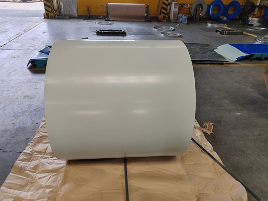acheter Coil d'acier prépeint de 700 ‰ 1250 mm avec revêtement en zinc de 30 ‰ 275 g / m2 et revêtement supérieur de 10 ‰ 25 μm pour les applications de toiture et de panneaux muraux online manufacture