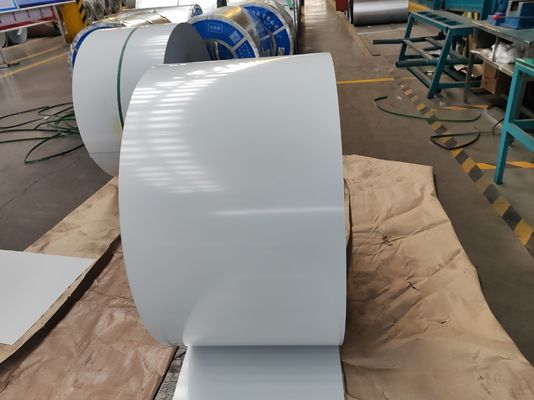 acheter Coil d'acier prépeint de 700 ‰ 1250 mm avec revêtement en zinc de 30 ‰ 275 g/m2, revêtement arrière de 5 ‰ 7 μm et ID de bobine de 508 ‰ 610 mm pour les applications de construction et d'appareils online manufacture